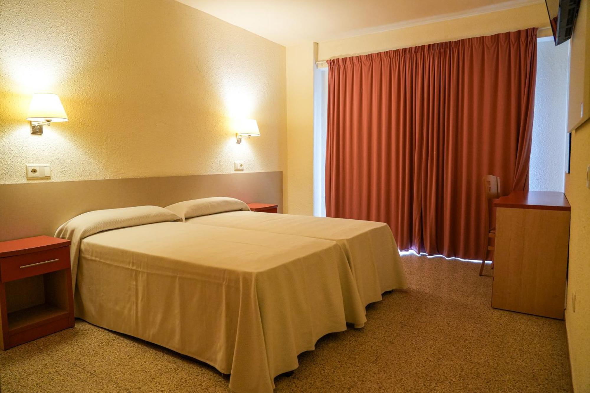 Twin Room,1431854596:JPEG